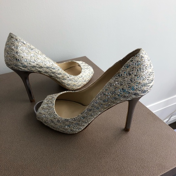 Elegant Silver Pumps - Picture 3 of 3